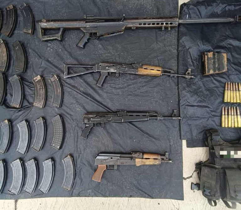 Aseguran camioneta robada con un arsenal en su interior, en Apatzingán