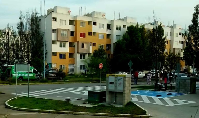 Un hombre es atacado a balazos en la vía pública del Fraccionamiento Villas del Pedregal