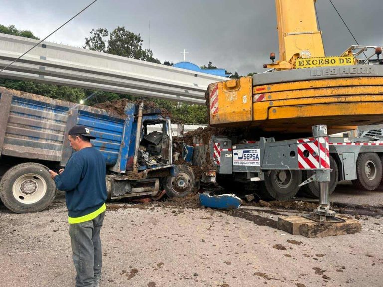 Camión volteo sin frenos embiste varios vehículos en Zitácuaro; chofer queda herido