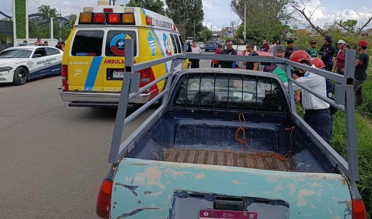 Choque de camioneta contra auto deja un herido, en Morelia