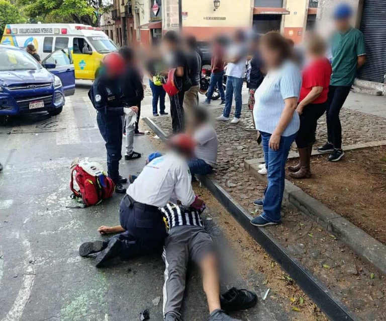 Choque entre moto y camioneta deja dos heridos en la Avenida Madero Poniente, de Morelia