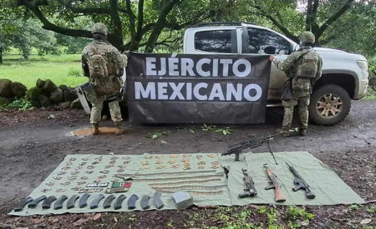 Delincuentes se enfrentan contra soldados, en Tingüindín