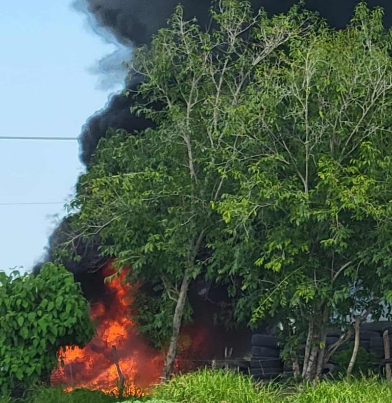 Desconocido provoca incendio de llantas en Apatzingán