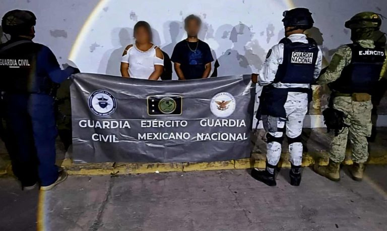 Detienen a dos personas con moto robada en Apatzingán