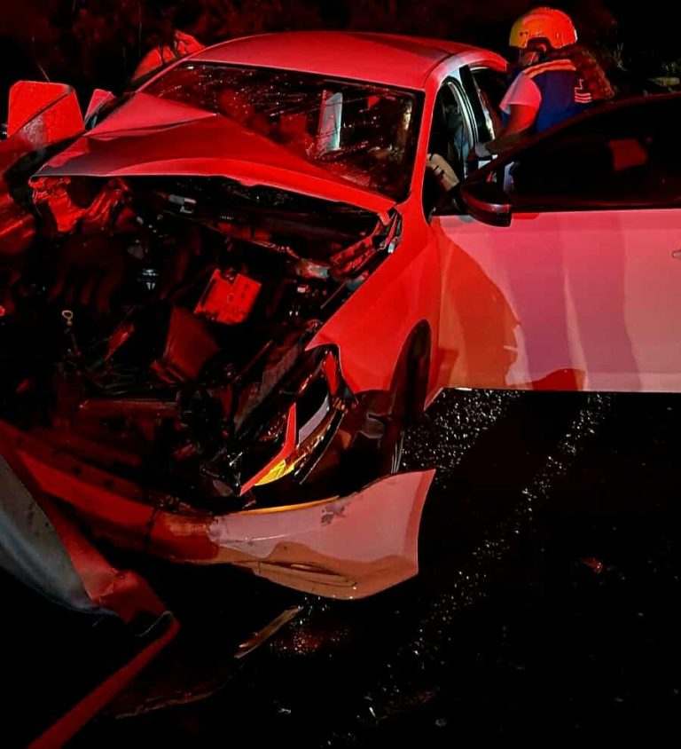 Dos heridos deja aparatoso choque en la autopista Siglo XXI