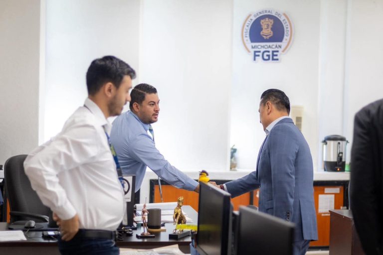 Recorre Carlos Torres fiscalías y se presenta con personal