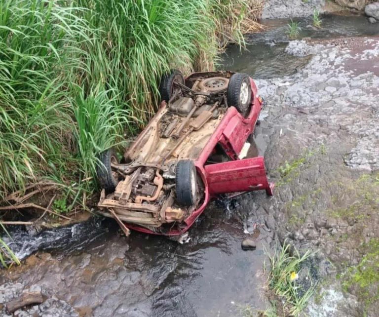Fallece joven que cayó al río con su camioneta