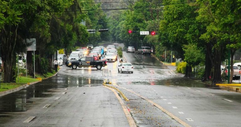 Fuerte lluvia genera encharcamientos esta tarde en algunas vialidades de Morelia