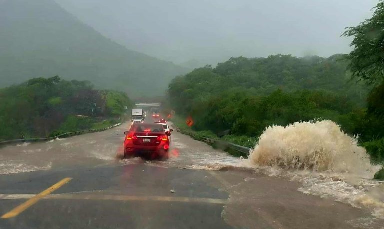 Accidentes, deslaves y arrastre de rocas en la autopista Siglo XXI por las fuertes lluvias del huracán Flossie