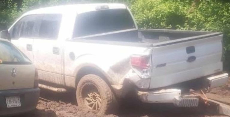 Hallan a hombre asesinado dentro de una camioneta en la región de Charo