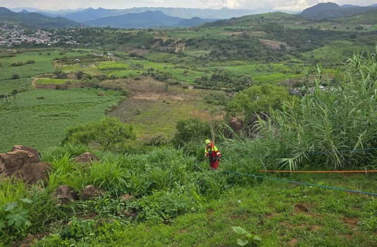Hombre cae a barranco en Tacámbaro; paramédicos y bomberos lo rescatan