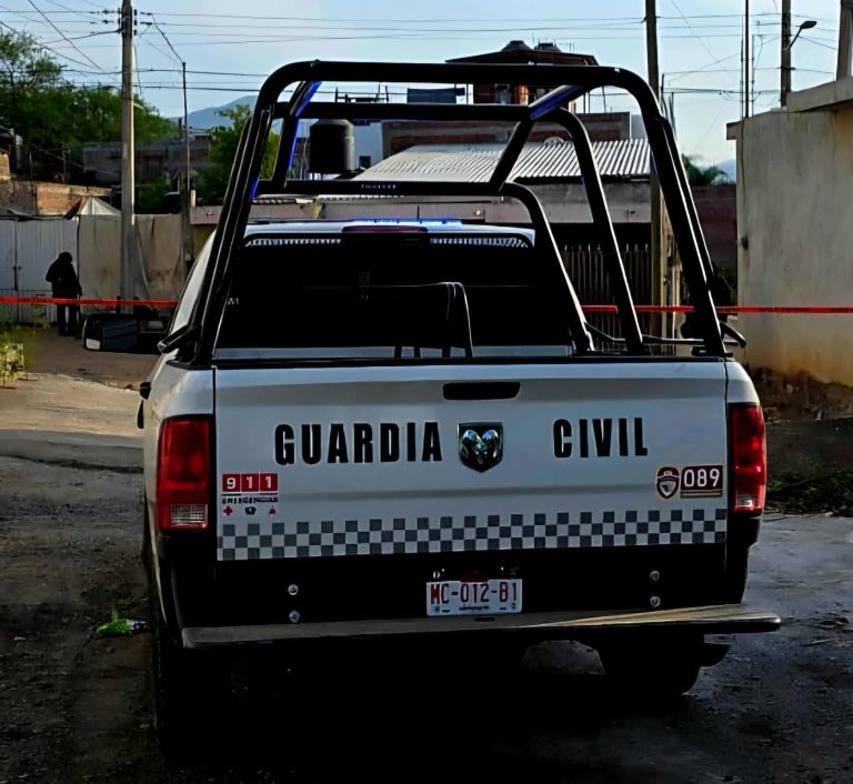Hombre es atacado a balazos en el Centro de Apatzingán, frente a la empresa Lala