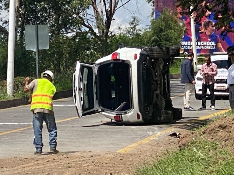 Vuelca lujosa camioneta en la zona de Tres Marías, Morelia