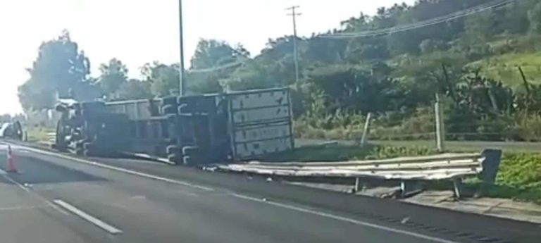 Vuelca tráiler en la autopista México-Guadalajara 