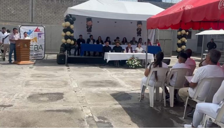 Reciben certificados de educación básica 30 internos del penal de Zamora