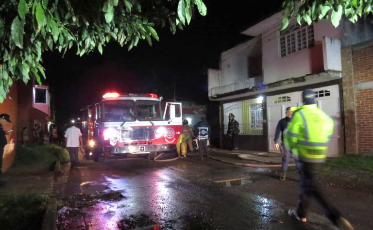 Voraz incendio consume vivienda en Uruapan; sólo hubo daños materiales