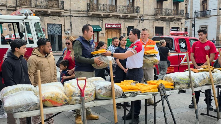 Entregan equipo a bomberos voluntarios de municipios de Michoacán