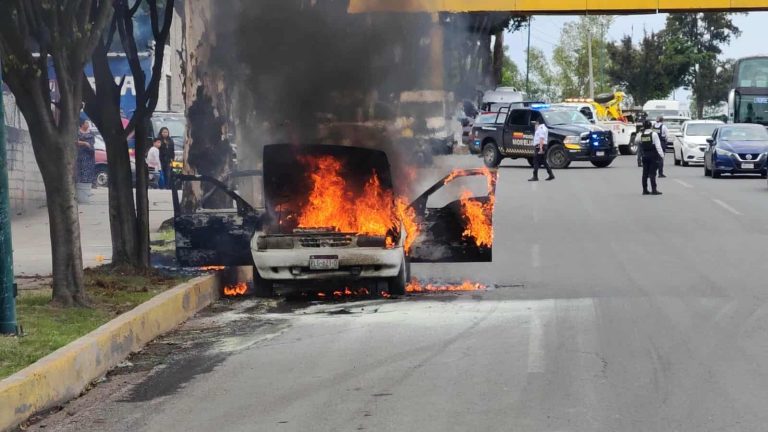 Arde auto en la Av. Morelos Norte de Morelia