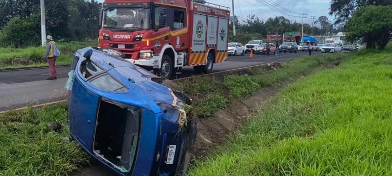 Volcadura vehicular deja 4 mujeres lastimadas en la carretera Morelia-Pátzcuaro
