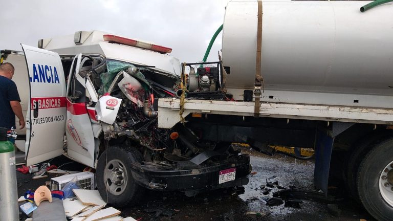 Choque de ambulancia contra pipa deja 2 muertos y 2 heridos en la Morelia-Pátzcuaro