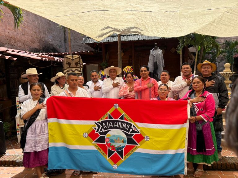 El pueblo Otomí ya tiene bandera oficial