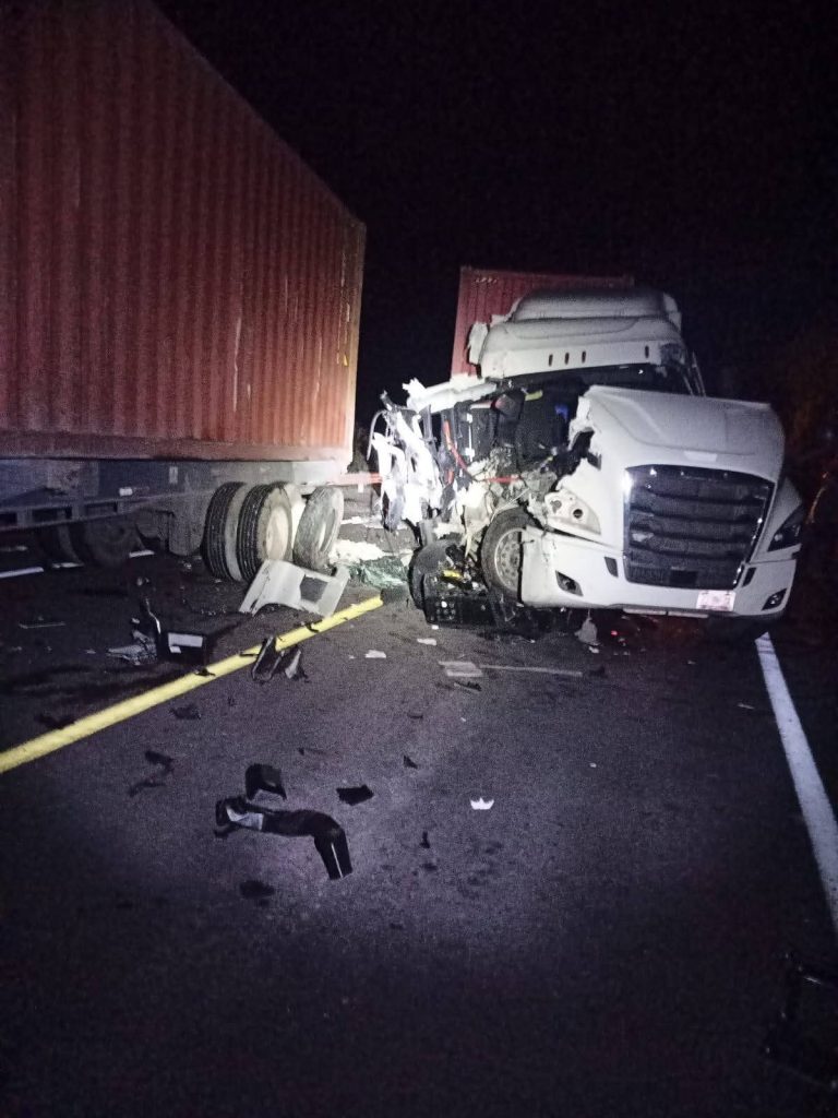 Aparatoso choque por alcance entre tráileres deja un lesionado