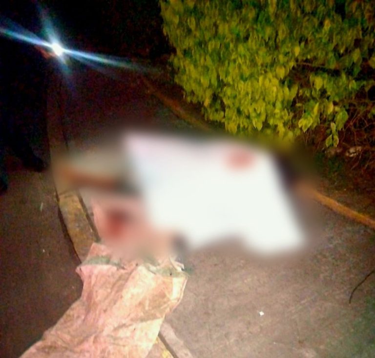 Abandonan cadáver decapitado de una mujer en la glorieta a Chandio, Apatzingán