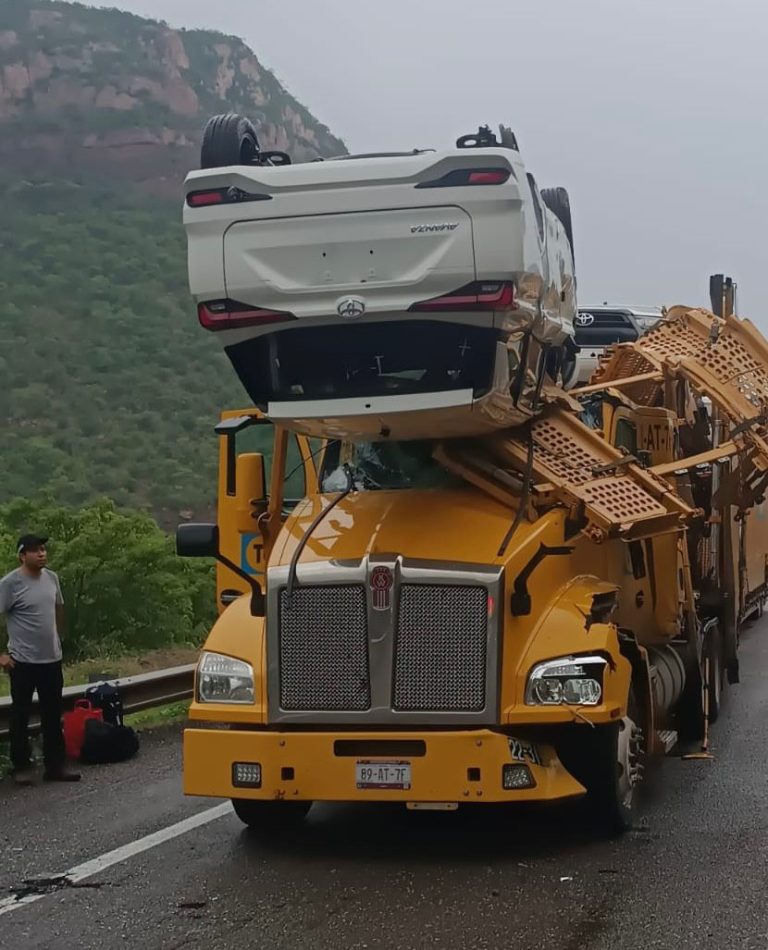 Dos accidentes con tráileres involucrados en la autopista Siglo XXI