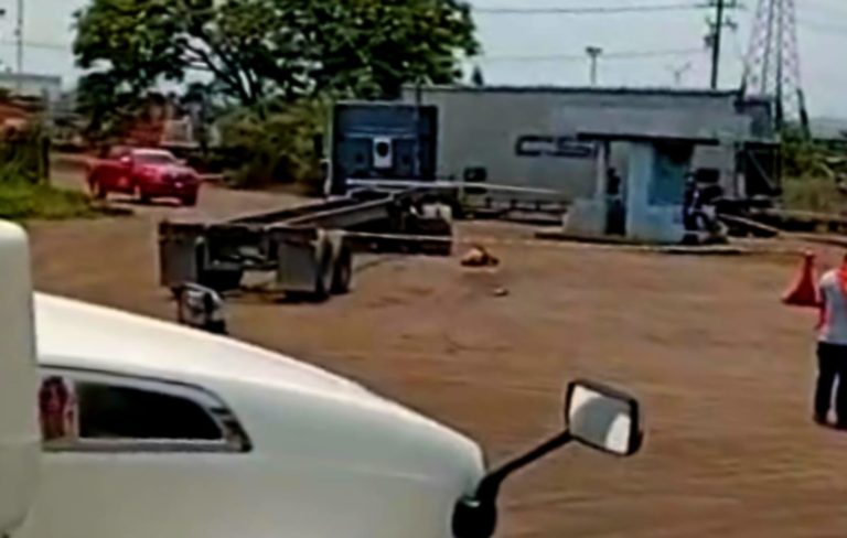 Hombre muere atropellado por un tráiler en patio de maniobras