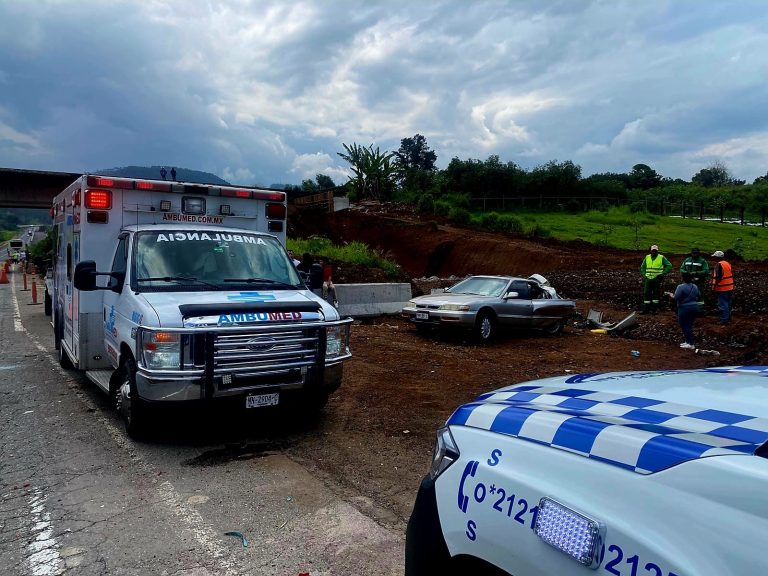 Auto se accidenta en la autopista Siglo XXI; 6 heridos leves