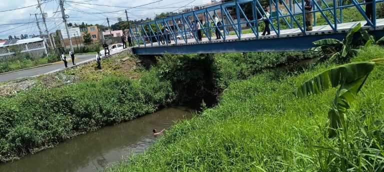 Bomberos estatales y Policía Morelia rescatan a hombre que estaba dentro del Río Grande