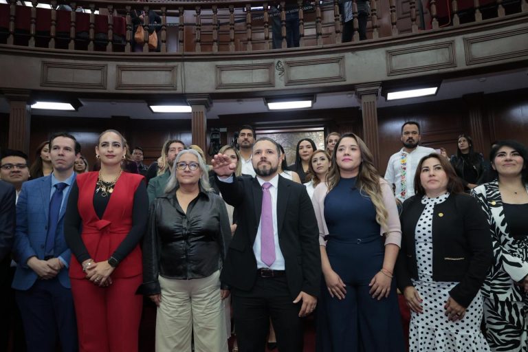 Con críticas por reparto de cuotas, Josué Mejía asume la CEDH en Michoacán