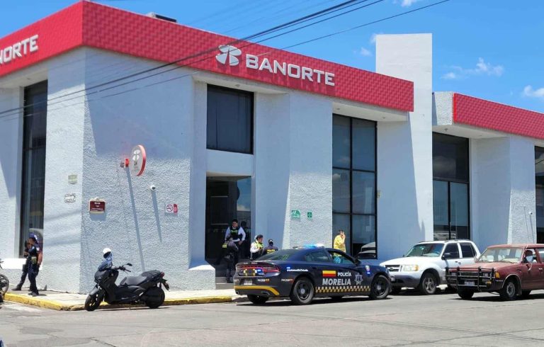 Empistolados asaltan a cuentahabiente al salir de un banco en la colonia moreliana Cuauhtémoc 