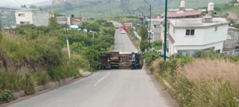 Vuelca camioneta en el camino Villas Oriente-Ciudad Industrial, en Morelia 