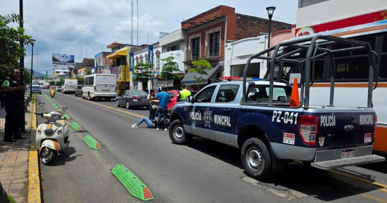 Joven motociclista herida al derrapar en su moto, por evitar atropellar a una persona