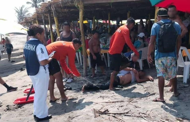 Marinos salvan a turista de morir ahogado, en Playa Azul