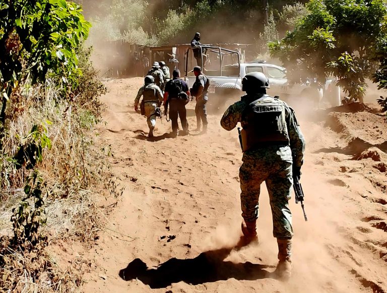 Mueren dos presuntos delincuentes al manipular explosivo, en Apatzingán