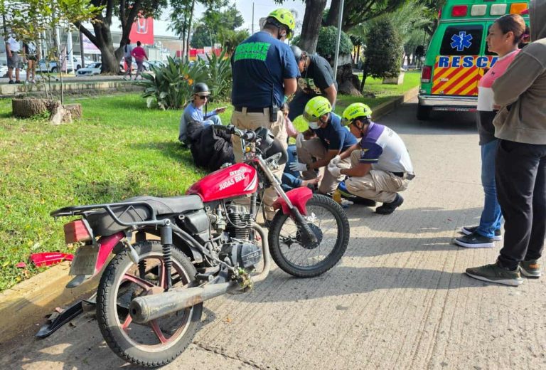 Pareja sufre lesiones tras choque entre motocicleta y auto, en Zamora