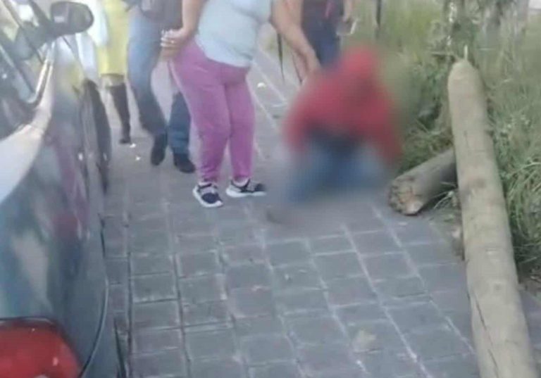 Peatón muere hospitalizado tras caerle encima un poste derribado por ebrio automovilista