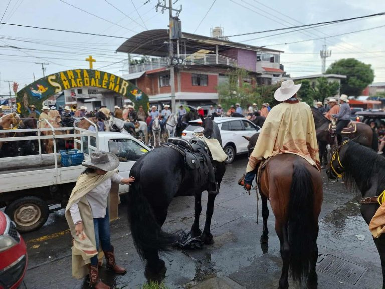 Riña y balacera durante cabalgata del Barrio de La Magdalena, de Uruapan
