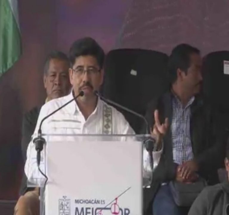 Increpan a Bedolla en foro de indígenas, lo citan a reunión