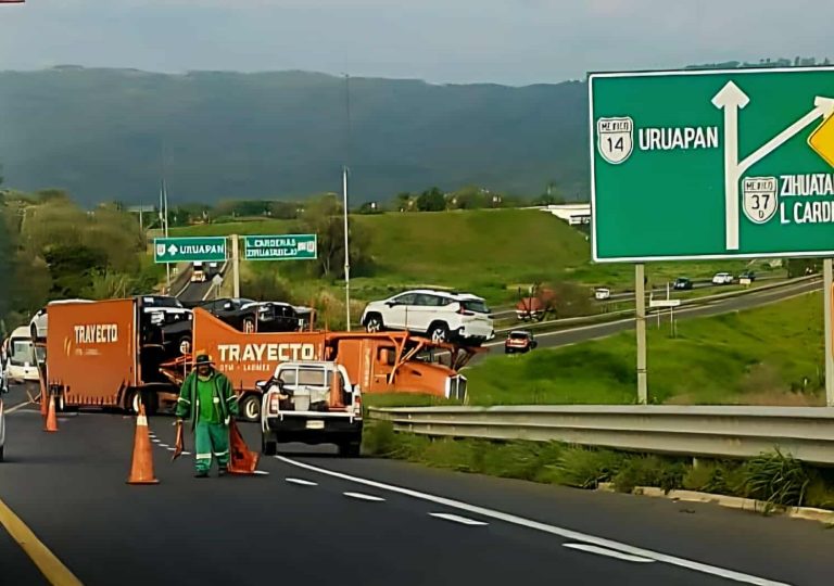 Se registra choque entre camión nodriza y camioneta familiar, en la Siglo XXI