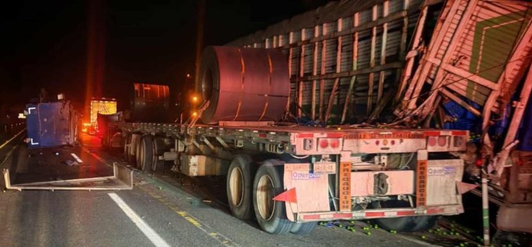 Se registra choque vehicular múltiple en la autopista Siglo XXI, dentro del municipio de Pátzcuaro