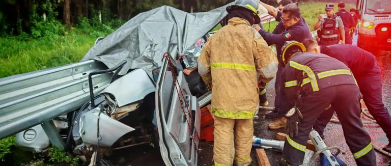 Muere en hospital conductor de camioneta accidentada en la autopista Siglo XXI