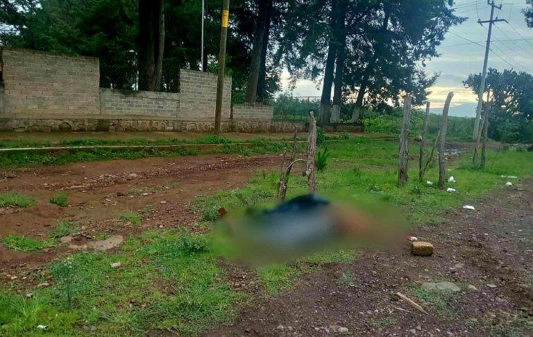 Abandonan a un ejecutado frente a secundaria de Patamban