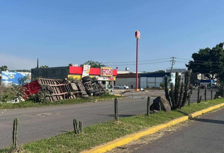 Tráiler fuera de control embiste varios vehículos; hay un muerto