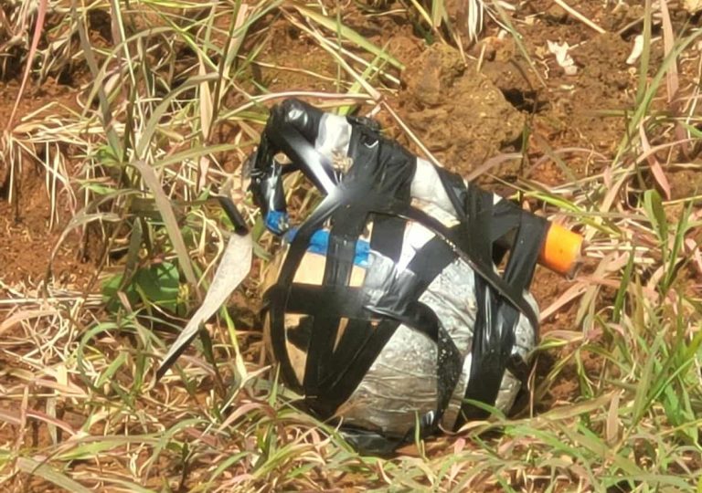 Uruapense llega a presentar denuncia con un aparente explosivo a la Fiscalía Regional