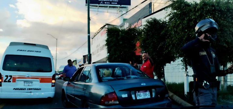 Peatón muere hospitalizado tras caerle encima un poste derribado por ebrio automovilista en Morelia