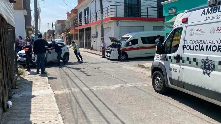 Combi y dos vehículos protagonizan choque en la colonia Adolfo López Mateos de Morelia