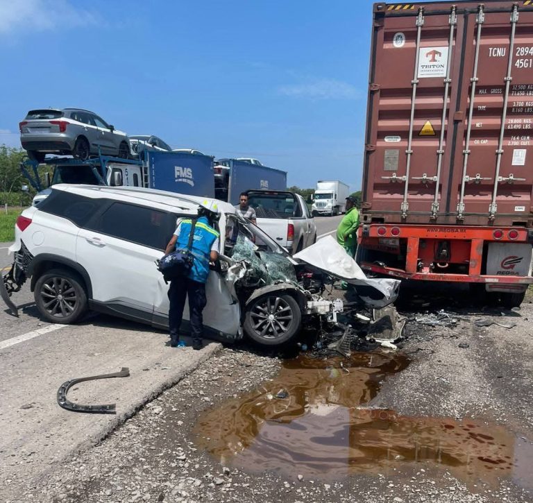 Fatal accidente en la Siglo XXI, muere conductor tras chocar contra tráiler